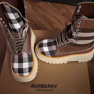 Burberry boots for sale org price 1150 plus tax worn twice n great condition
